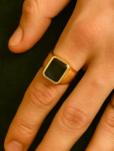 Anillo dorado con negro